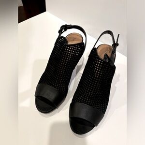 Tahari Black size 9 sling back medium heal.